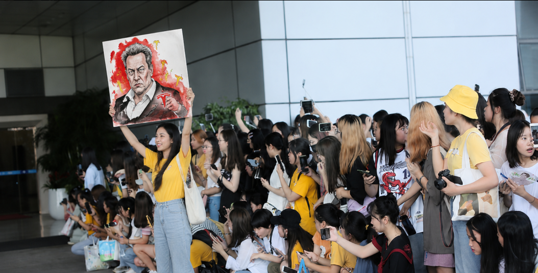 Crowds Wait Hours Outside Hotel as Fans Call Elon Musk “英雄马斯克” (Hero Musk)